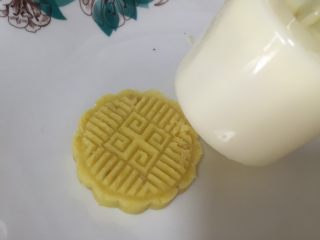 15、不用蒸不用提前浸泡,家庭版绿豆糕,放入模具中出型(要确保磨具内的水分全无,我的模具里面有水,导致第一成品{如图}造型没有很立体,所以要确保模具是干燥的)