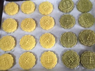 16、不用蒸不用提前浸泡,家庭版绿豆糕,成品完成,收纳入盒内放入冰箱可以保存四五天左右;