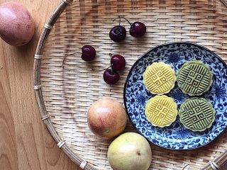 17、不用蒸不用提前浸泡,家庭版绿豆糕,新鲜做好的绿豆糕,配上一壶茶!(我个人觉得放冰箱隔夜后,吃起来的口感更加融合);