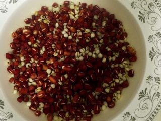 1、红豆薏米紫薯羹,先将红豆薏米清洗干净，再净泡2至3小时