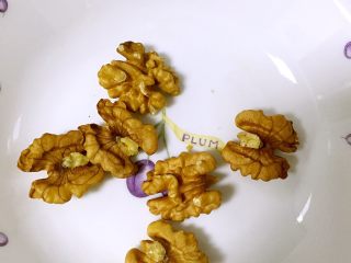 3、红豆薏米紫薯羹,去壳核桃仁3个
