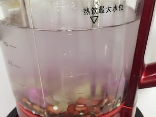 4、红豆薏米紫薯羹,将所以食材放入加热破壁料理机内，再将矿泉水倒入至1300ML外（黄冰糖可根据自己爱好加入多少的量）