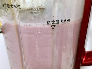 6、红豆薏米紫薯羹,听到嘀嘀完成音，立马倒入容器，以免糊底，不便倒出
