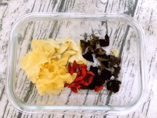 1、素拌双耳,准备材料，清水洗净备用