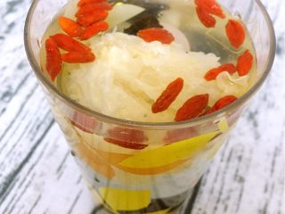 2、素拌双耳,找一个深的杯子装满水泡发食材，我通常是提前一天晚上用矿泉水泡发，第二天早上用