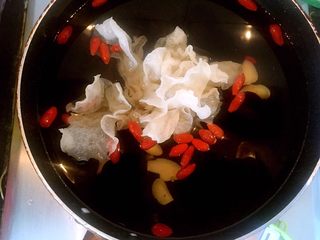 3、素拌双耳,将泡好的材料冷水入锅中火煮熟