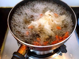 4、素拌双耳,水滚开后再煮3分钟即可