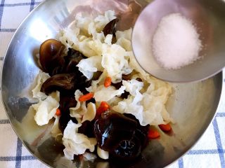 5、素拌双耳,秋冬季节过一遍凉水即可调味，夏天可以提前拌好冰箱冷藏入味，放少许盐