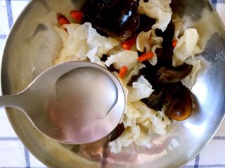 7、素拌双耳,少许醋，白醋，陈醋都可以，根据自己喜好自行安排