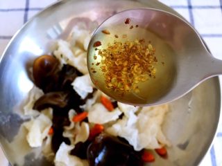 8、素拌双耳,加花椒油，我通常都会自己多做一些花椒油用来拌凉菜，自己做的味道浓郁，吃着也更放心