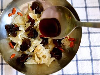 9、素拌双耳,最后尝一下味道，如果感觉味道淡就加蚝油，即可以提味也可以提鲜