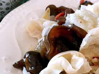 11、素拌双耳,秋天多食用木耳，银耳即可以清肺润燥，也可以美容养颜，是一个不错的凉拌菜