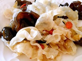 10、素拌双耳,把所有调料充分拌匀，喜欢香油的朋友最后装盘时可以再点几滴香油提香，这款素拌双耳不需要加葱姜蒜也可以很好吃的