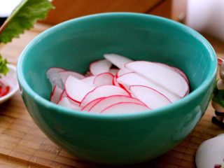 4、酸甜萝卜花（王氏私房菜）,放入器皿里