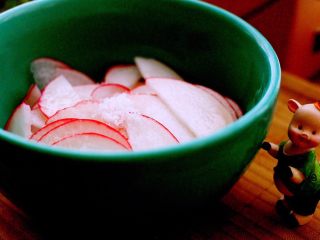 5、酸甜萝卜花（王氏私房菜）,加入适量的糖和米醋