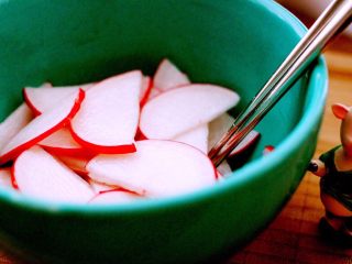 6、酸甜萝卜花（王氏私房菜）,搅拌均匀腌制10分钟