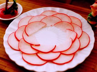 9、酸甜萝卜花（王氏私房菜）,第三层依次类推的搓开、如图