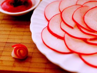 11、酸甜萝卜花（王氏私房菜）,用一片萝卜片卷起来、用牙签固定住、如图
