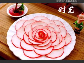12、酸甜萝卜花（王氏私房菜）,放在萝卜花的中间即可、一盘漂亮又美味的酸甜萝卜花就做好了、是不是很简单哟、但是颜值爆棚哟……