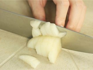 2、雪梨莲藕糊,切成小块 。
