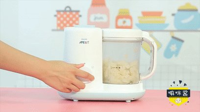 4、雪梨莲藕糊,蒸完后放入辅食机中搅打成泥。