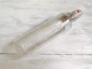 4、红糖枸杞老姜茶,准备清水1000ml(这样的矿泉水瓶子,两瓶水)