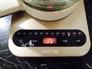 5、红糖枸杞老姜茶, 1000ml清水倒入养生壶中!把养生壶调到药膳这档!