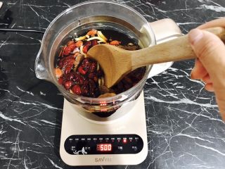 9、红糖枸杞老姜茶,用勺子搅拌均匀!