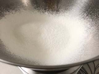 2、红丝绒杯子蛋糕 ukoeo风炉制作,低粉过筛，可可粉过筛。