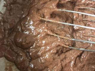 3、红丝绒杯子蛋糕 ukoeo风炉制作,步骤1和2相结合，用手持打蛋器划 Z 字搅拌均匀。一定不要画圈哦。