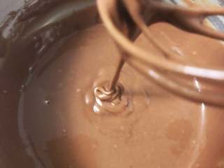 5、红丝绒杯子蛋糕 ukoeo风炉制作,再以 Z 字型搅拌，面糊就会非常光滑了。