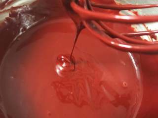 6、红丝绒杯子蛋糕 ukoeo风炉制作,细腻的面糊做好啦。