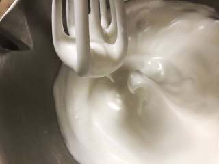 11、红丝绒杯子蛋糕 ukoeo风炉制作,因为是用蛋糕卷做的，所以蛋精打的嫩些。出现这种弯沟就好了。