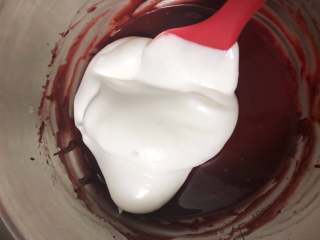 12、红丝绒杯子蛋糕 ukoeo风炉制作,把蛋清分三次，和蛋黄糊翻拌的方式搅拌均匀。同时烤箱预热155度30分钟。