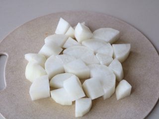 8、排骨炖白萝卜,切成小块；