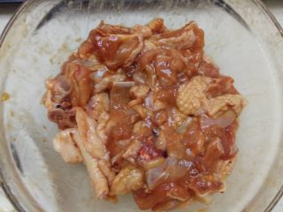 1、荷叶冬菇蒸滑鸡,腌制好的鸡肉放5分钟