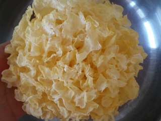 1、红枣枸杞银耳汤,取干银耳一个，要选这种微黄的银耳比较好。