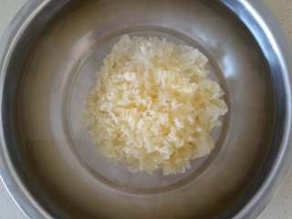 2、红枣枸杞银耳汤,取大盆，用温水浸泡。