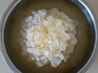 3、红枣枸杞银耳汤,最少泡一个小时以上才能泡透。