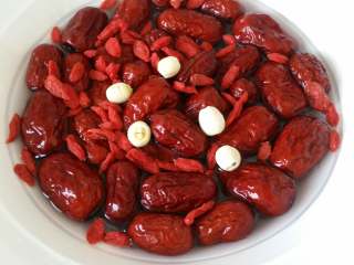 5、红枣枸杞银耳汤,枸杞、红枣和莲子也一并泡好。