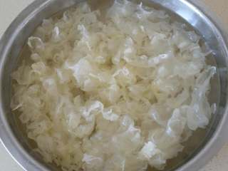 6、红枣枸杞银耳汤,银耳泡开后，用水反复清洗几遍，去除银耳黄色的根，撕成小片，备用。