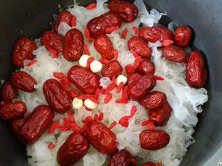 8、红枣枸杞银耳汤,放入红枣枸杞和莲子。