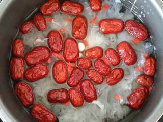 9、红枣枸杞银耳汤,加水，水量一定要足，这样熬出了的汤才好喝。