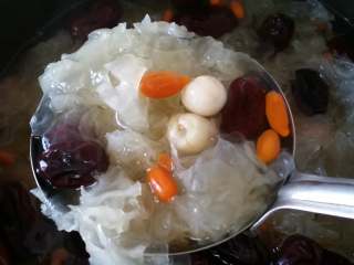 12、红枣枸杞银耳汤,煮好了。