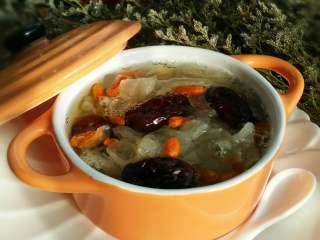 13、红枣枸杞银耳汤,一次喝不了没关系，晾凉后可以密封好，放冰箱冷藏保存，随时取用。