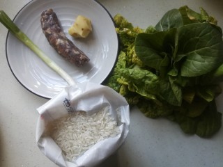 1、年味~腊肠青菜饭,准备好各项食材。