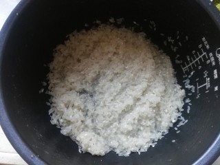 2、年味~腊肠青菜饭,米清水洗净,倒入电饭煲中待用。