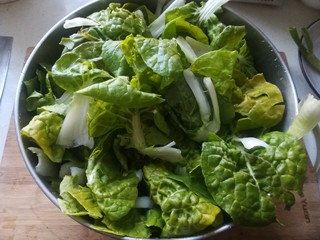 3、年味~腊肠青菜饭,青菜去外皮老叶洗净,沥干水分。