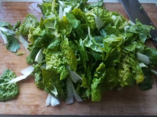 4、年味~腊肠青菜饭,青菜切碎。