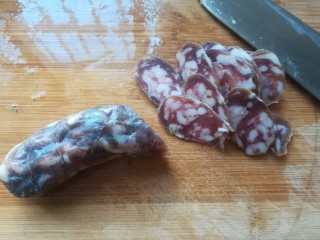 5、年味~腊肠青菜饭,腊肠洗净切薄片。